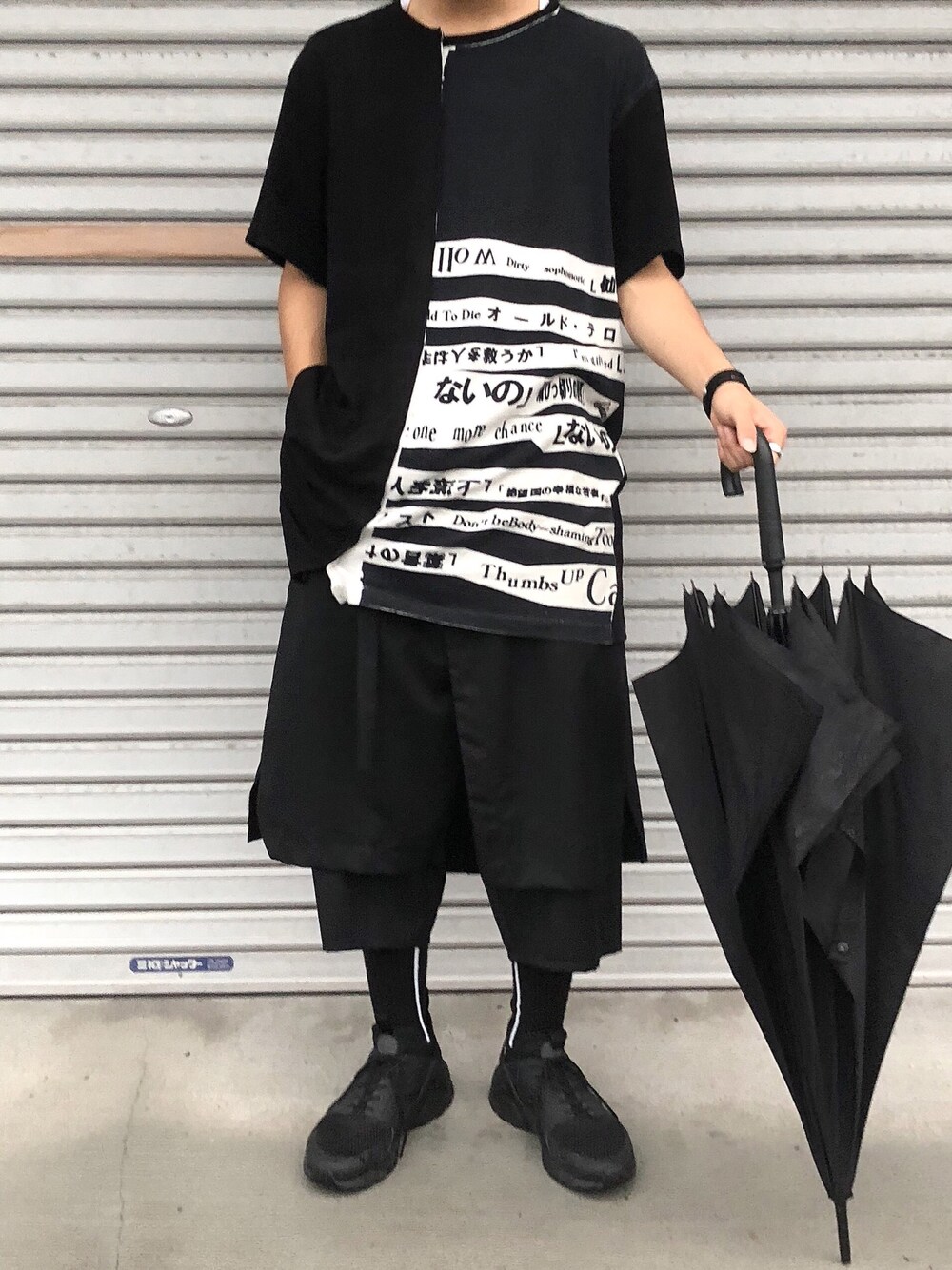 「yohjiyamamoto、GROUND Y、ハラチ、ラップパンツ、ビックT、オーバーサイズ、黒、高校生、ハーフパンツ、韓国ファッション」｜「Yohji Yamamoto POUR HOMMEのアイテム（Tシャツ/カットソー、ブラック系）」を使った、NOO  NAMEさん（メンズ・170cm）の夏コーディネートの1枚目の写真