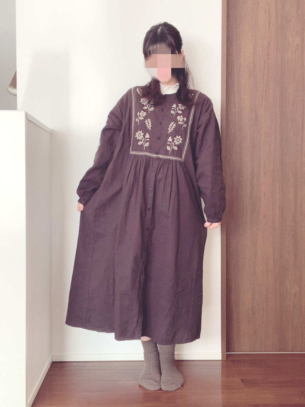 「ママコーデ、ママファッション、ゆるコーデ、お家で過ごそう」｜「Samansa Mos2の胸元切替刺繍ワンピース（ワンピース、グレー系）」を使った、komo＊さん（レディース・156cm）の冬コーディネートの1枚目の写真