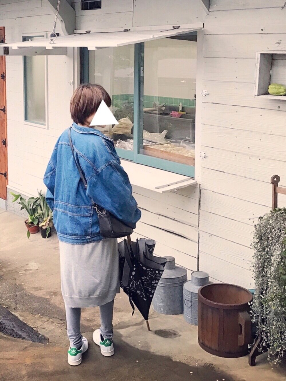 「カジュアル、妊婦、マタニティ、マタニティコーデ、妊婦コーデ、スニーカー、ショートヘア、マッシュ、グレー、デニム」｜「GUのアイテム（ワンピース、グレー系）」を使った、ゆータロスさん（レディース・158cm）の冬コーディネートの1枚目の写真