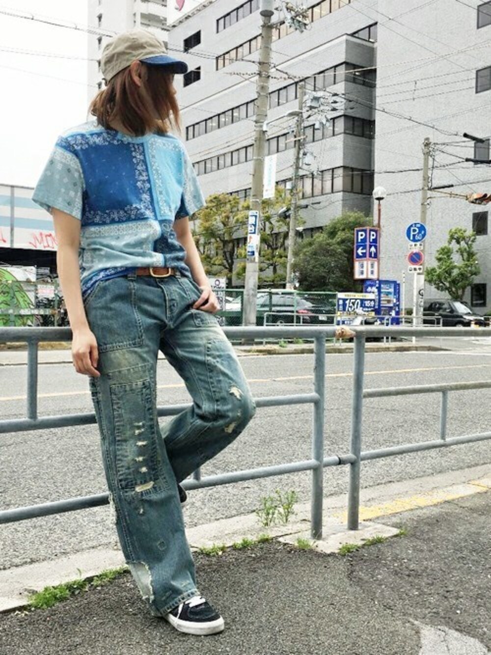「スニーカー、デニム、柄、VANS、カジュアル、キャップ、Tシャツ、はるコーデ」｜「GREEN BOWLのBuddy Work Cap/バディワークキャップ（キャップ、ブラウン系）」を使った、momoさん（レディース・167cm）の春コーディネートの1枚目の写真