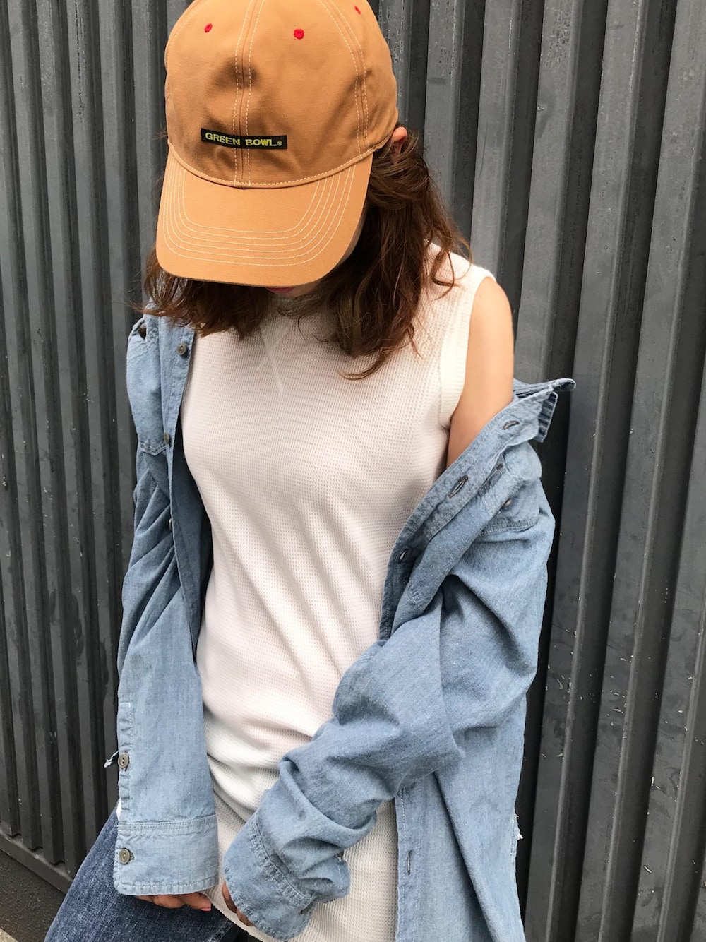 「デニム、カジュアル、キャップ、タンクトップ、ootd、シャツスタイル、カジュアルコーデ、オトナカジュアル、オールドベティーズ、グリーンボウル」｜「GREEN BOWLのGREEN BOWL Baseball Cap/グリーンボウルベースボールキャップ（キャップ、ブラウン系）」を使った、momoさん（レディース・165cm）の夏コーディネートの1枚目の写真