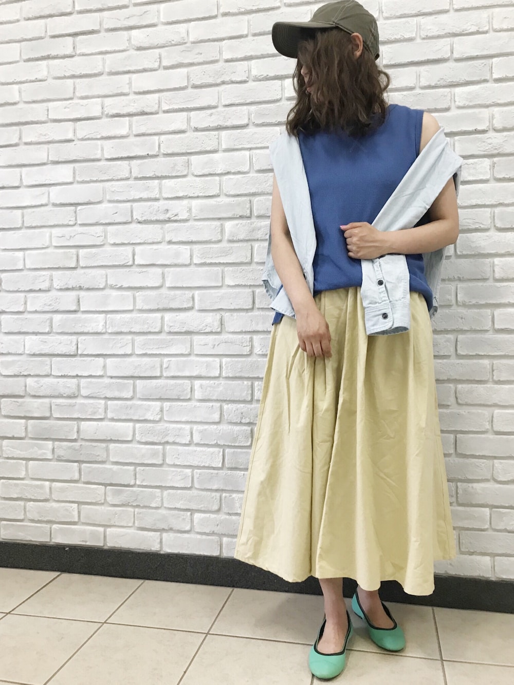 「スカート、カジュアル、キャップ、大人カジュアル、ラフ、タンクトップ、シャツスタイル、雨の日コーデ、オールドベティーズ、グリーンボウル」｜「GREEN BOWLのGREEN BOWL Baseball Cap/グリーンボウルベースボールキャップ（キャップ、グリーン系）」を使った、momoさん（レディース・165cm）の夏コーディネートの1枚目の写真