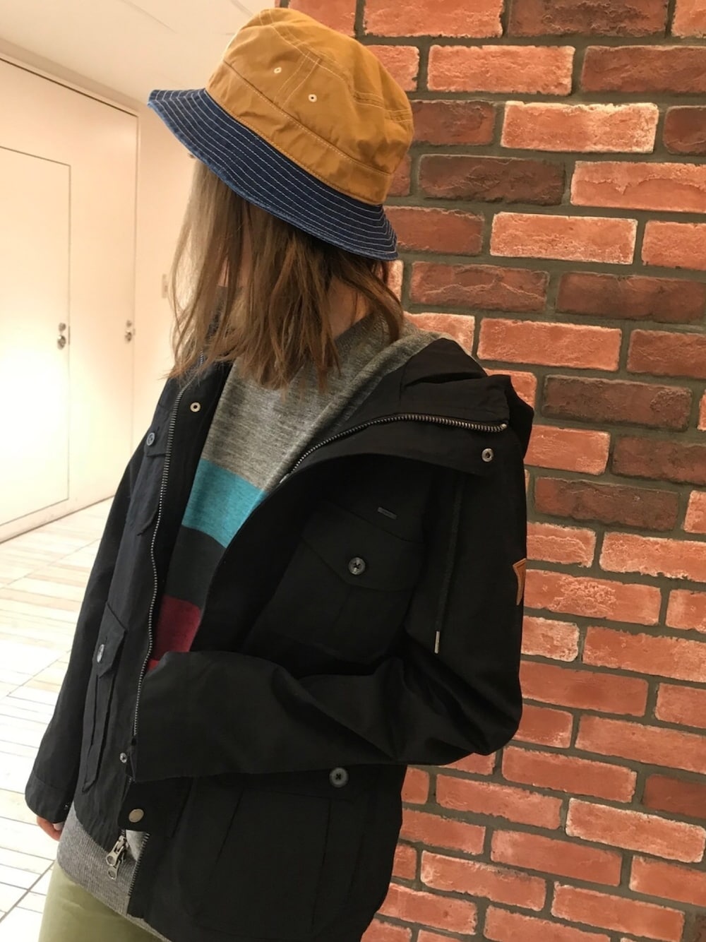 「バケットハット、ハット、ジャケット、アウター、ニット、パンツスタイル、カジュアル、オールドベティーズ、グリーンボウル、カジュアルコーデ」｜「GREEN BOWLのGREEN BOWL Backet Hat/グリーンボウルバケットハット（ハット、ブラウン系）」を使った、momoさん（レディース・165cm）の秋コーディネートの1枚目の写真