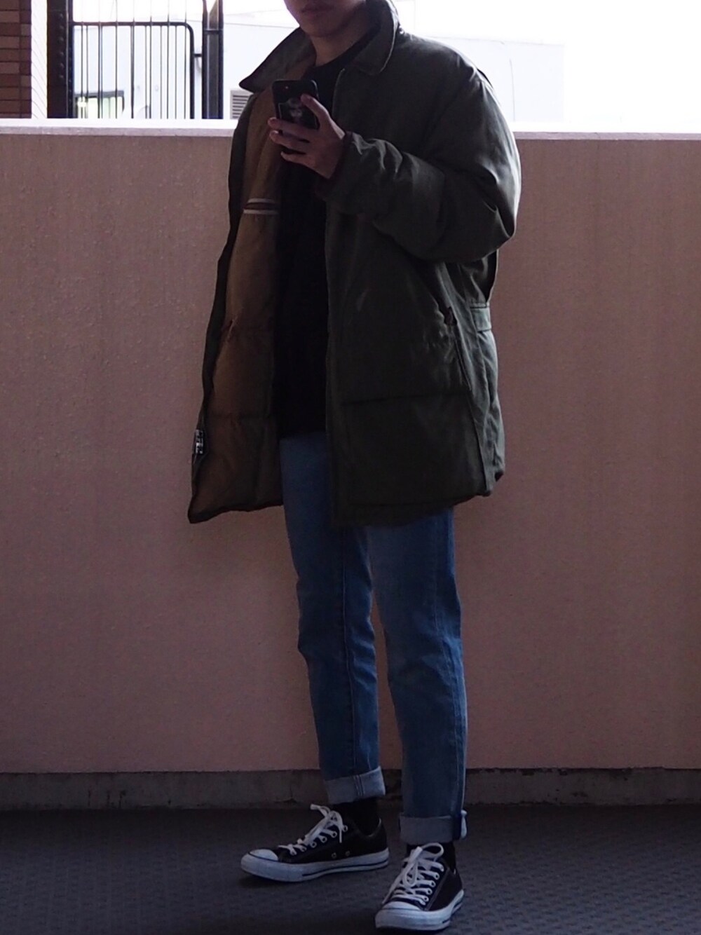 「おしゃれさんと繋がりたい、秋冬コーデ、きれいめカジュアル、古着MIX、デニム、converse、コート、vintage、古着、zozoデニム」｜「ChampionのChampionチャンピオン/9oz 裏起毛スウェット（スウェット、ブラック系）」を使った、sbさん（メンズ・166cm）の冬コーディネートの1枚目の写真