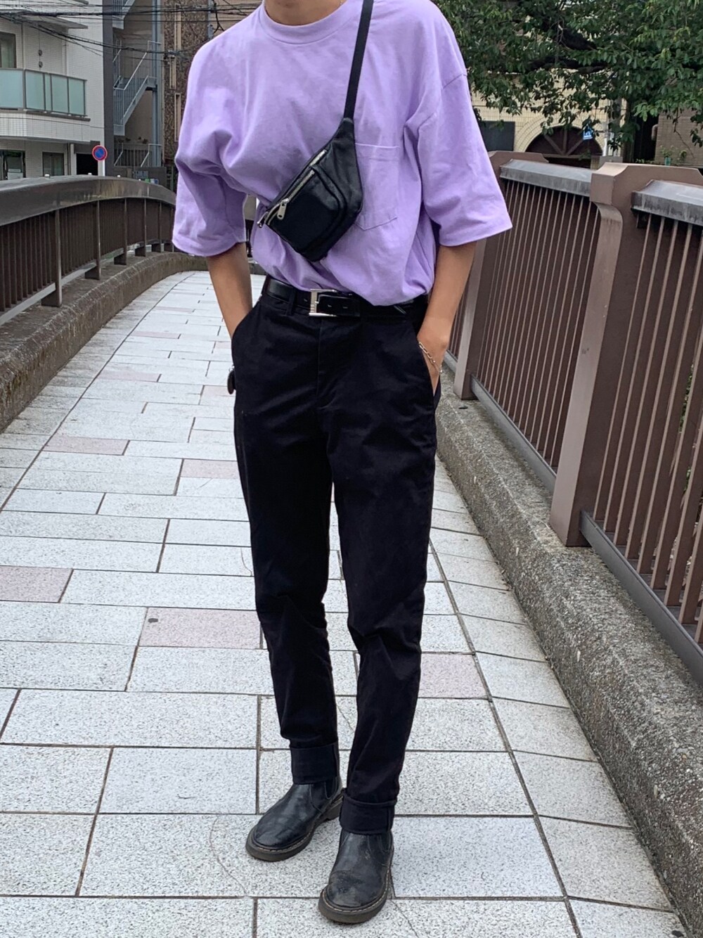 「ootd、夏コーデ、紫、order、STUDIOUS、Dr.Martens、シンプル、ウエストポーチ、おしゃれさんと繋がりたい、プチプラ」｜「orderのorder loose pocket tee（Tシャツ/カットソー、パープル系）」を使った、sbさん（メンズ・166cm）の冬コーディネートの1枚目の写真