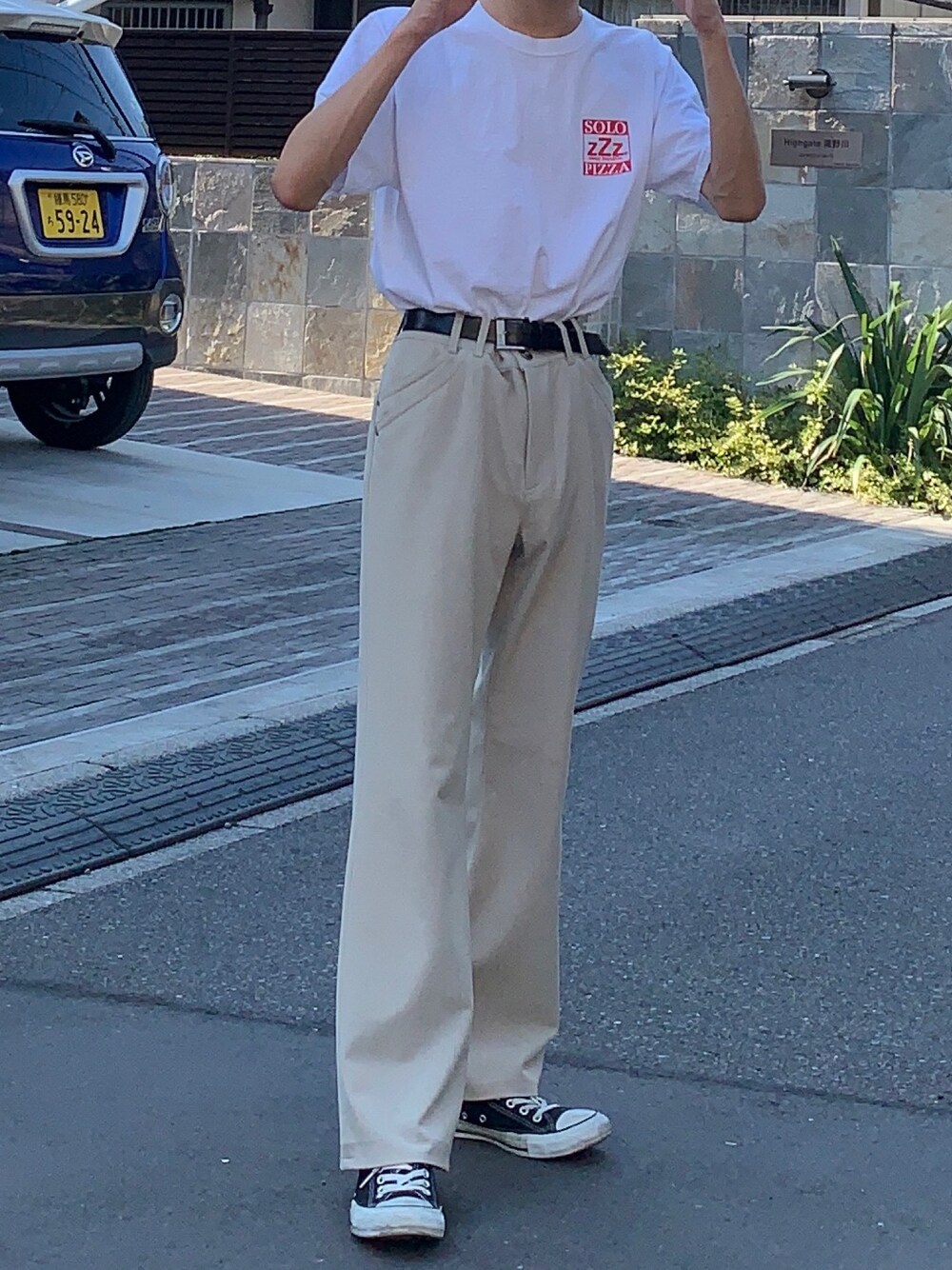 「シンプルコーデ、おしゃれさんと繋がりたい、シンプルスタイル、古着MIX、ホワイト、低身長、ベージュコーデ、フレアパンツ、夏コーデ、古着コーデ」｜「CONVERSEのCONVERSE コンバース ALL STAR OX オールスター オックス（スニーカー、ブラック系）」を使った、sbさん（メンズ・166cm）の秋コーディネートの1枚目の写真