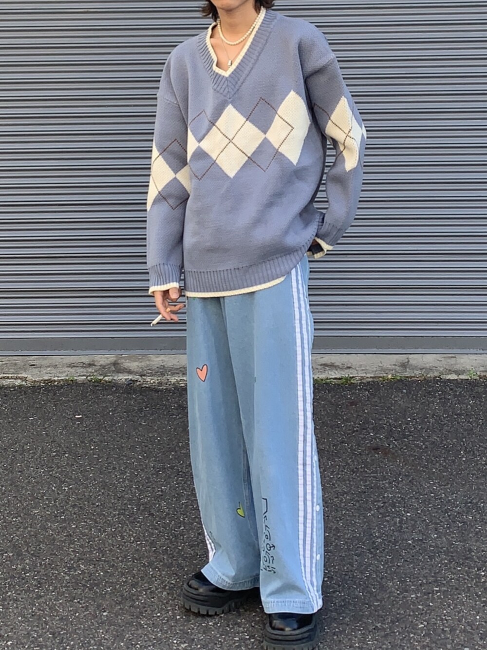 「これが私をアゲる服、シンプルコーデ、ゆるコーデ、カジュアルコーデ、おしゃれさんと繋がりたい、ビックシルエット、リラックススタイル、スニーカーコーデ、ストリート、パステルカラー」｜「古着のアイテム（ニット/セーター、ブルー系）」を使った、sbさん（メンズ・166cm）の春コーディネートの1枚目の写真