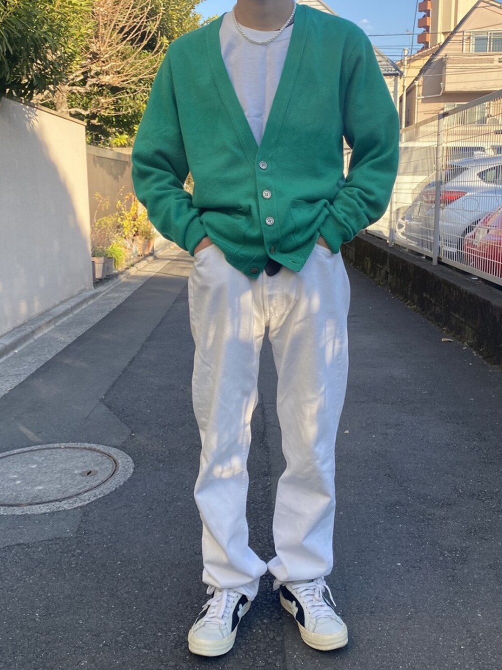 「これが私をアゲる服、休日スタイル、オトナカジュアル、シンプル、白パンツ、初夏コーデ、スニーカー、低身長コーデ、ホワイトパンツ、相互フォロー」｜「古着のアイテム（カーディガン/ボレロ、グリーン系）」を使った、sbさん（メンズ・166cm）の春コーディネートの1枚目の写真