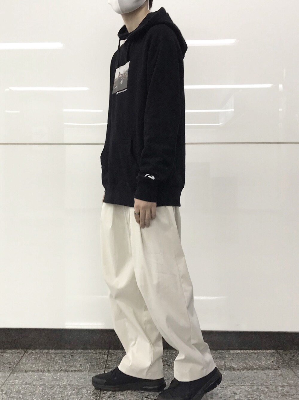 「MONKEY TIMEのアイテム（パーカー、ブラック系）」を使った、ちおさん（メンズ・168cm）の秋コーディネートの1枚目の写真