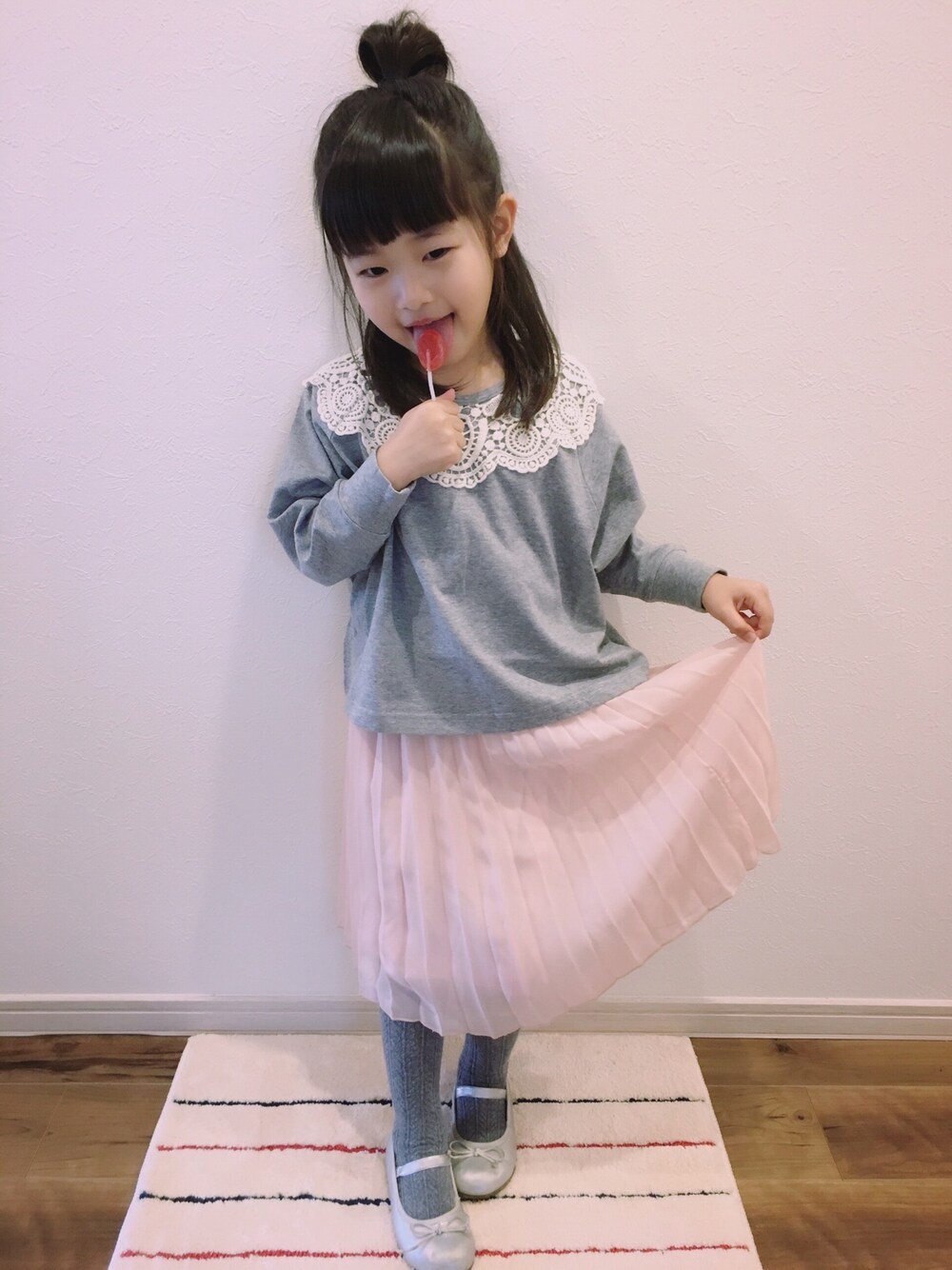 「GLOBAL WORKのアイテム（スカート、ピンク系）」を使った、yingさん（キッズ・110cm）の冬コーディネートの1枚目の写真