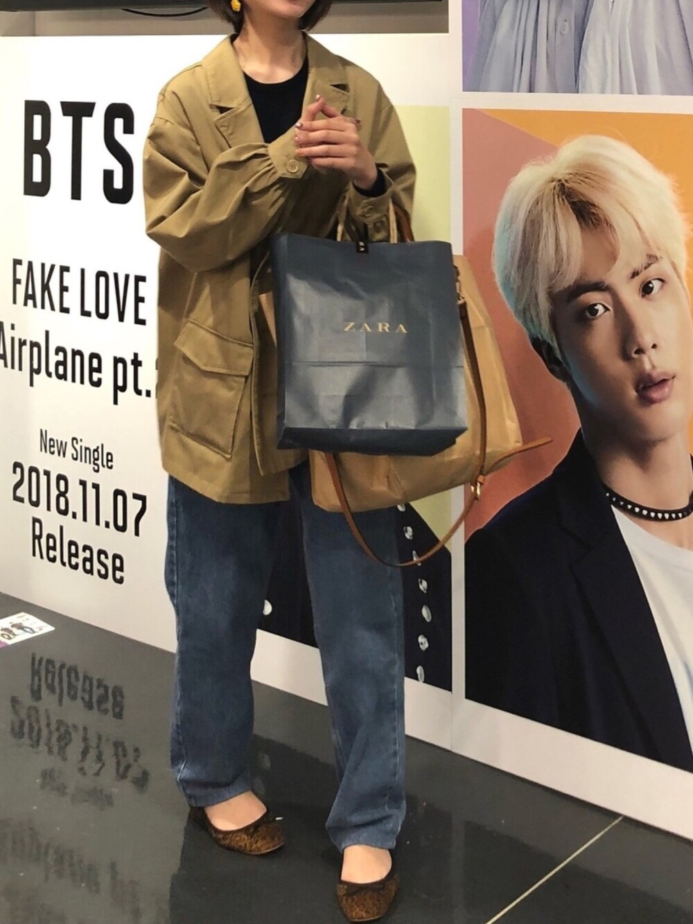 ベージュ系のミリタリージャケット、ブルー系のニット/セーター、ブラウン系のバレエシューズを着用したレディースの秋コーディネートの1枚目の写真