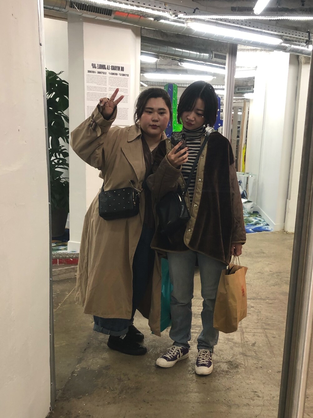 「やっぱりストリートが好き、秋のコーデ、デニムパンツ、古着MIX、コンバース」｜「3.1 Phillip Limの3.1 Phillip Lim Hudson Square Cross Body Bag（ショルダーバッグ、ブラック系）」を使った、haruka さん（レディース・161cm）の秋コーディネートの1枚目の写真