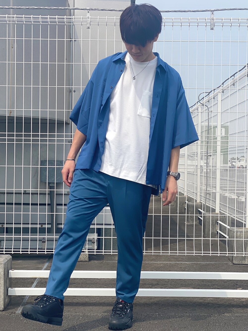 ブルー系のシャツ/ブラウス、ブラック系のスニーカー、ブルー系のスラックスを着用したメンズの夏コーディネートの1枚目の写真