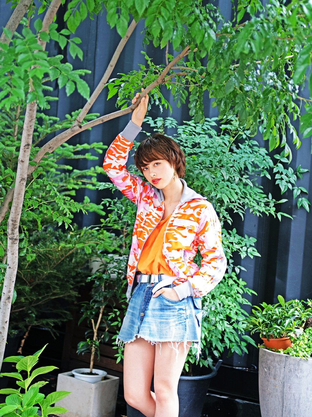 「秋服、ジャージ、adidas originals、トラックジャケット、オレンジ、スポーツミックス、デニムスカート、アディダス、ストリート、カモフラ」｜「adidas Originalsのアイテム（ジャージ、オレンジ系）」を使った、tracktop girlさん（レディース・163cm）の秋コーディネートの1枚目の写真