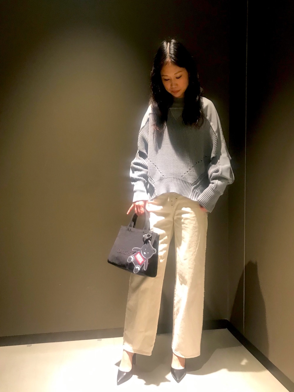 「大人カジュアル、シンプルコーデ、ラフ、パンツスタイル、大人コーデ、ホワイトパンツ、春コーデ、ママコーデ、Diesel、DIESELららぽーと富士見」｜「DIESELのレディース　ルーズフィットローゲージデザインニット（ニット/セーター、グレー系）」を使った、MIKIさん（レディース・164cm）の冬コーディネートの1枚目の写真