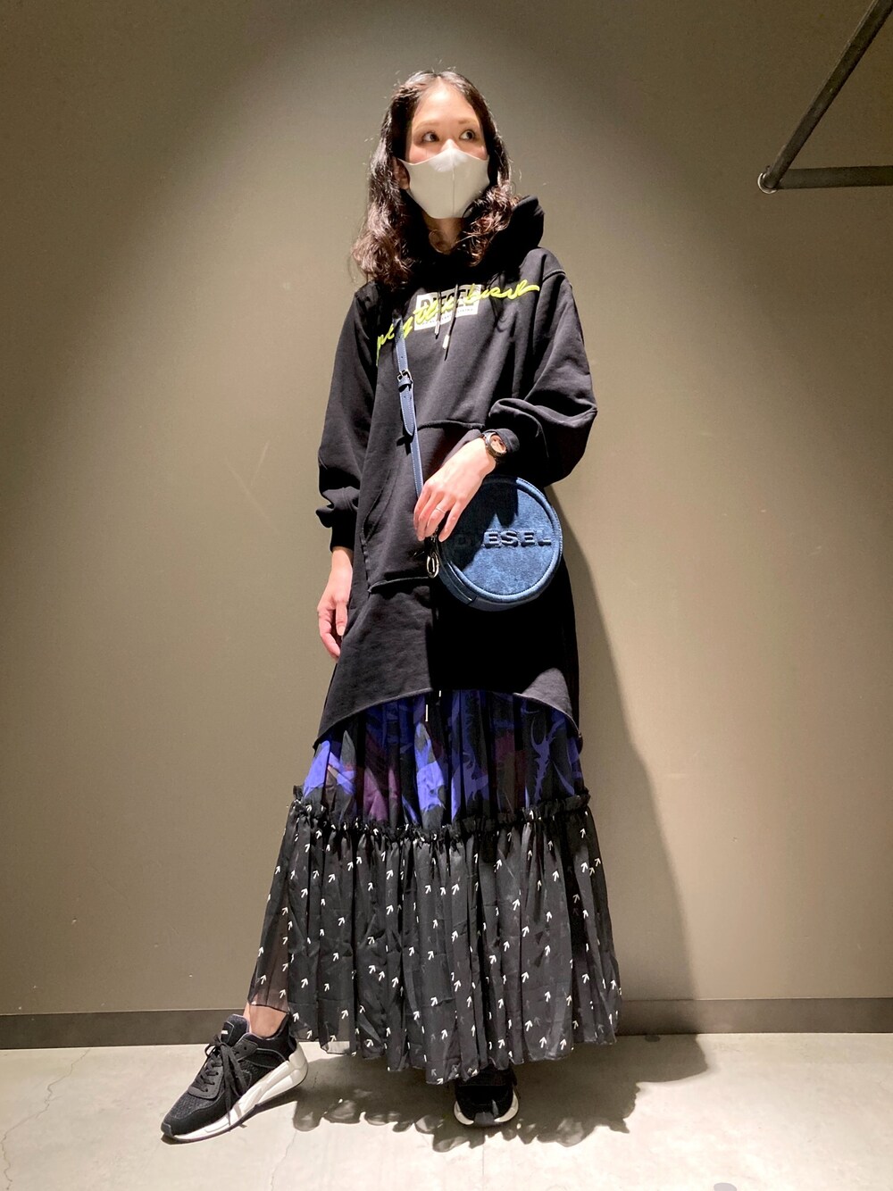 「秋のコーデ、カジュアル、オトナ女子、シンプル、オトナカジュアル、ラクチンコーデ、花柄スカート、ママコーデ、Diesel、DIESELららぽーと富士見」｜「DIESELのレディース ワンピース スウェット ドレス（ワンピース、ブラック系）」を使った、MIKIさん（レディース・164cm）の秋コーディネートの1枚目の写真