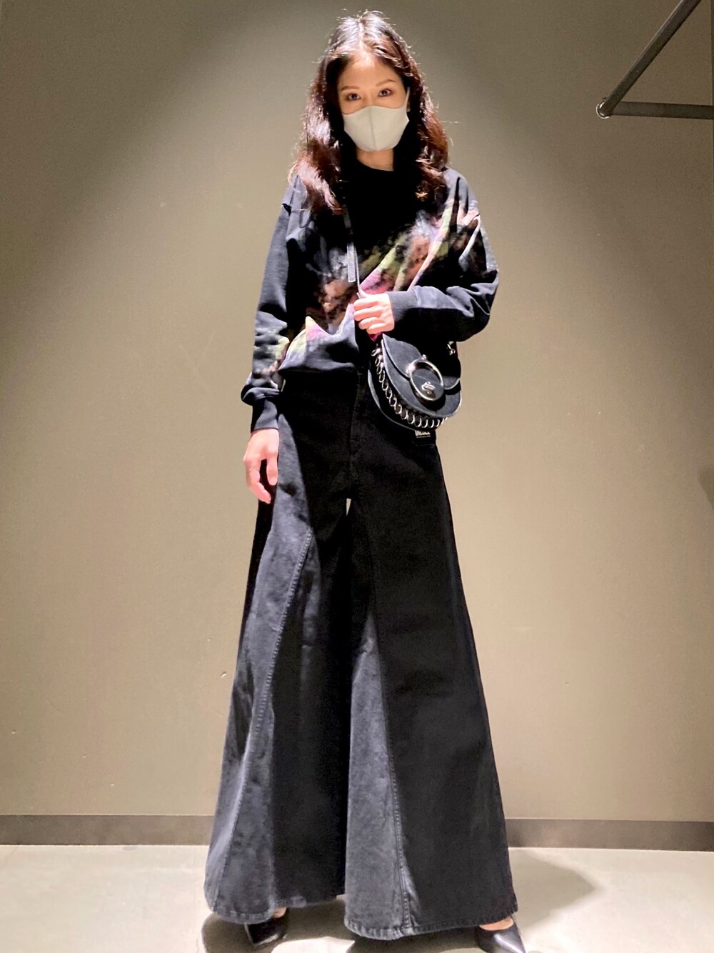 「シンプル、きれいめカジュアル、カジュアル、秋のコーデ、オールブラック、ワイドパンツ、オーバーサイズ、ママファッション、Diesel、DIESELららぽーと富士見」｜「DIESELのレディース ブリーチディテール スウェットトレーナー（スウェット、ブラック系）」を使った、MIKIさん（レディース・164cm）の秋コーディネートの1枚目の写真