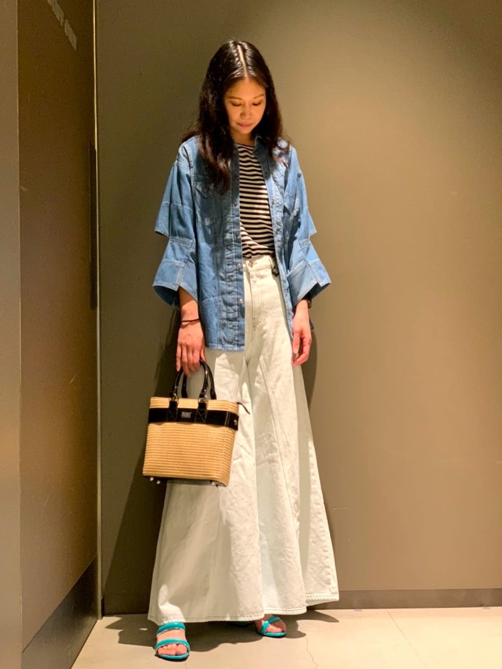 「オトナカジュアル、シンプルコーデ、休日スタイル、パンツスタイル、大人コーデ、ワイドパンツ、ママコーデ、かごバッグ、Diesel、DIESELららぽーと富士見」｜「DIESELのレディース シャツ デニム ミックスファブリック パッチワーク（シャツ/ブラウス、ブルー系）」を使った、MIKIさん（レディース・164cm）の春コーディネートの1枚目の写真