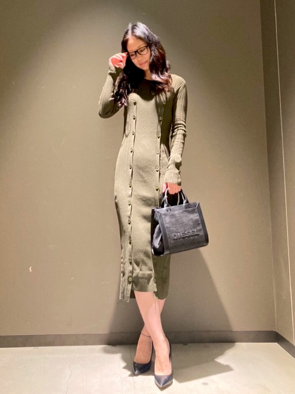 「シンプル、大人女子、ロングワンピース、カジュアル、カーキ、授業参観、ママコーデ、ママファッション、Diesel、DIESELららぽーと富士見」｜「DIESELのレディース ドレス ワンピース リブ マキシ ボタンディテール（ワンピース、グリーン系）」を使った、MIKIさん（レディース・164cm）の春コーディネートの1枚目の写真