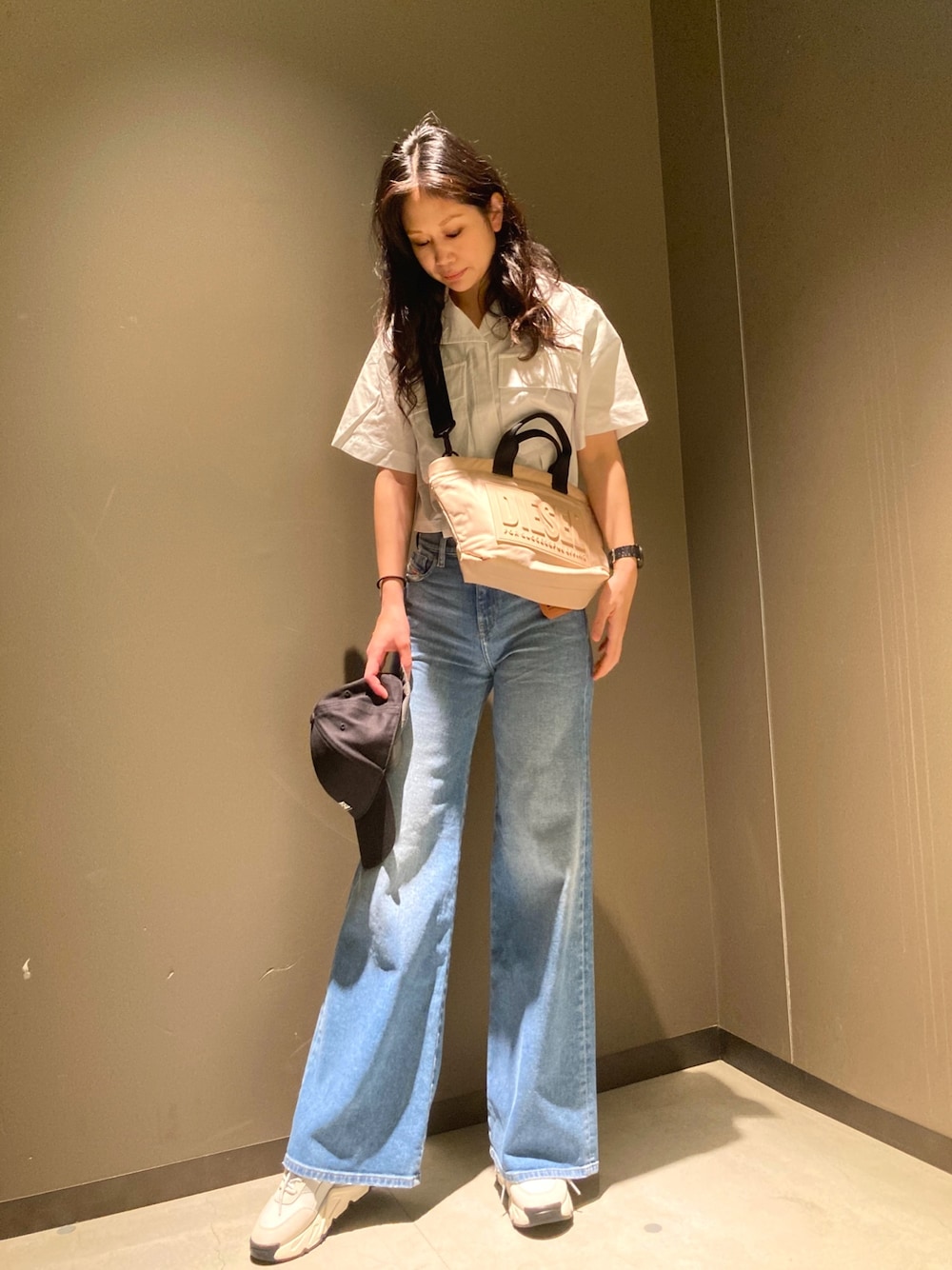 「春夏コーデ、シンプル、大人カジュアル、スニーカー、フレアパンツ、運動会、ママコーデ、ママファッション、Diesel、DIESELららぽーと富士見」｜「DIESELのレディース シャツ クロップド丈 ルーズフィット（シャツ/ブラウス、ホワイト系）」を使った、MIKIさん（レディース・164cm）の春コーディネートの1枚目の写真