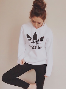 「adidas（アディダス）のアイテム（パーカー、ホワイト系）」を使った、akihoさん（レディース・165cm）の冬コーディネート
