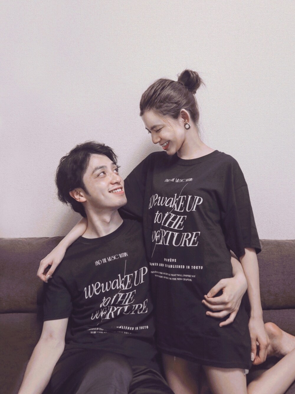 「ペアルック、ペアルックコーデ、夫婦、夫婦コーデ、おうちファッション、おうち時間、おうちスタイル、Tシャツ、お揃い、カップル」｜「priveveのアイテム（Tシャツ/カットソー、ブラック系）」を使った、畑 有里紗さん（レディース・160cm）の秋コーディネートの1枚目の写真
