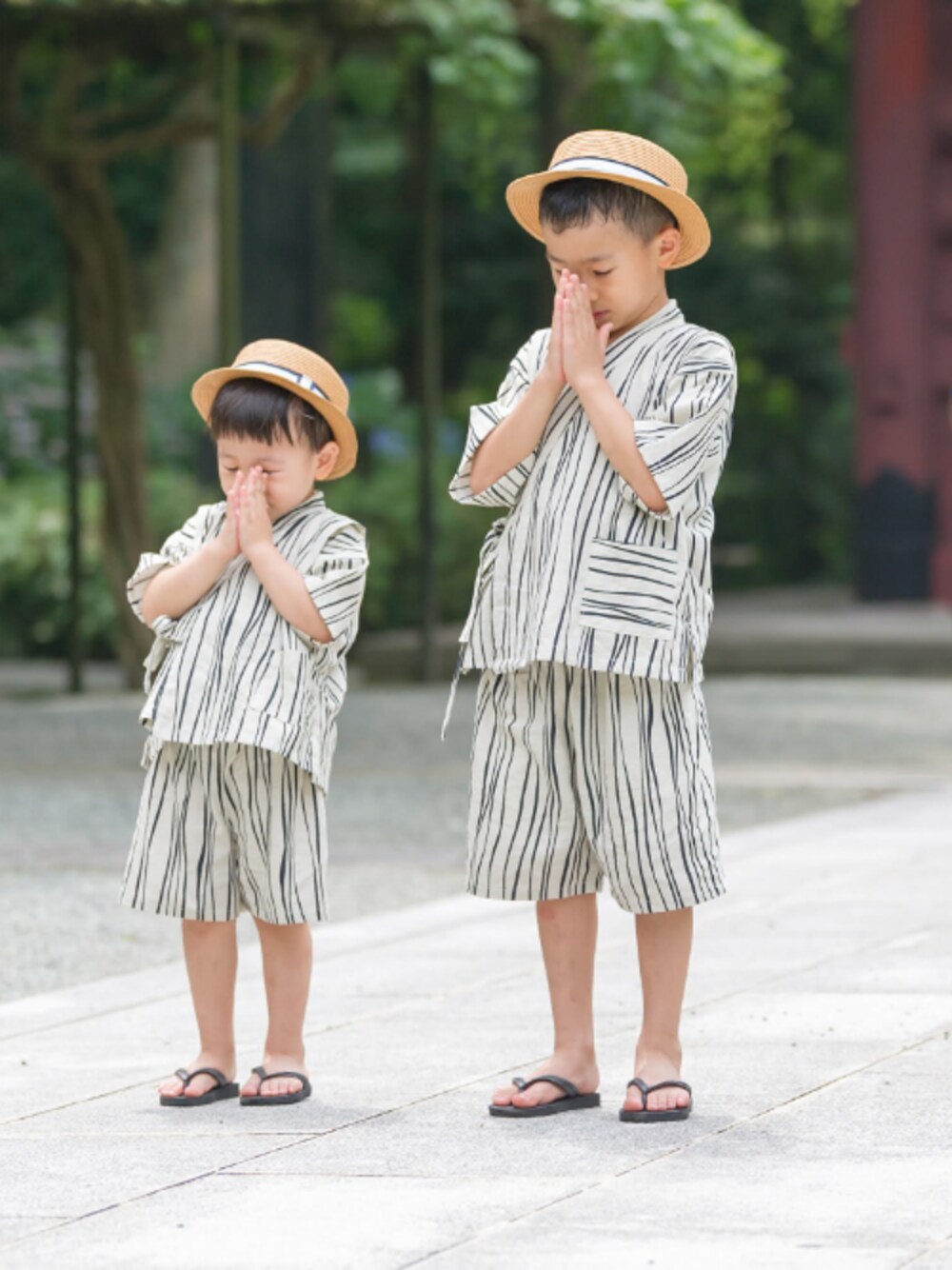 「甚平、ビーチサンダル、麦わら帽子、カンカン帽、サンダル、モノトーン、兄弟コーディネート」｜「havaianasの【havaianas】ハワイアナス　TOP（トップ）ビーチサンダル/ビーサン（ビーチサンダル、ブラック系）」を使った、SSKKNTさん（キッズ・90cm）の夏コーディネートの1枚目の写真