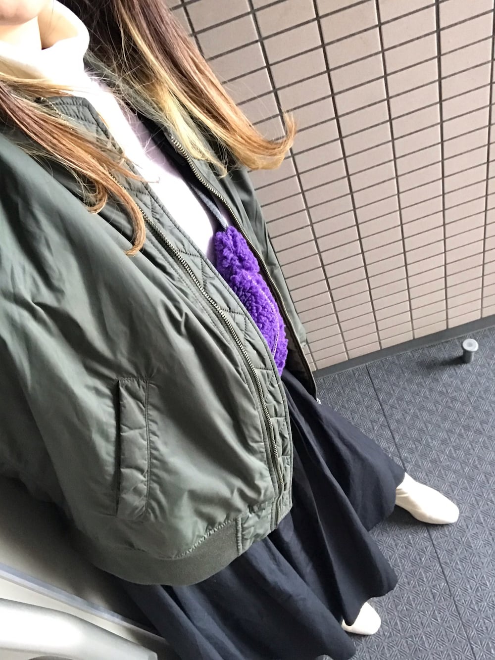 「重ね着、冬コーデ、ラベンダー、MA-1、ブーツ、チャンキーヒール、スクエアトゥ、ボリュームパンツ」｜「LOWRYS FARMのストレッチヒールブーツ　851418（ブーツ、ホワイト系）」を使った、かほりさん（レディース・168cm）の秋コーディネートの1枚目の写真