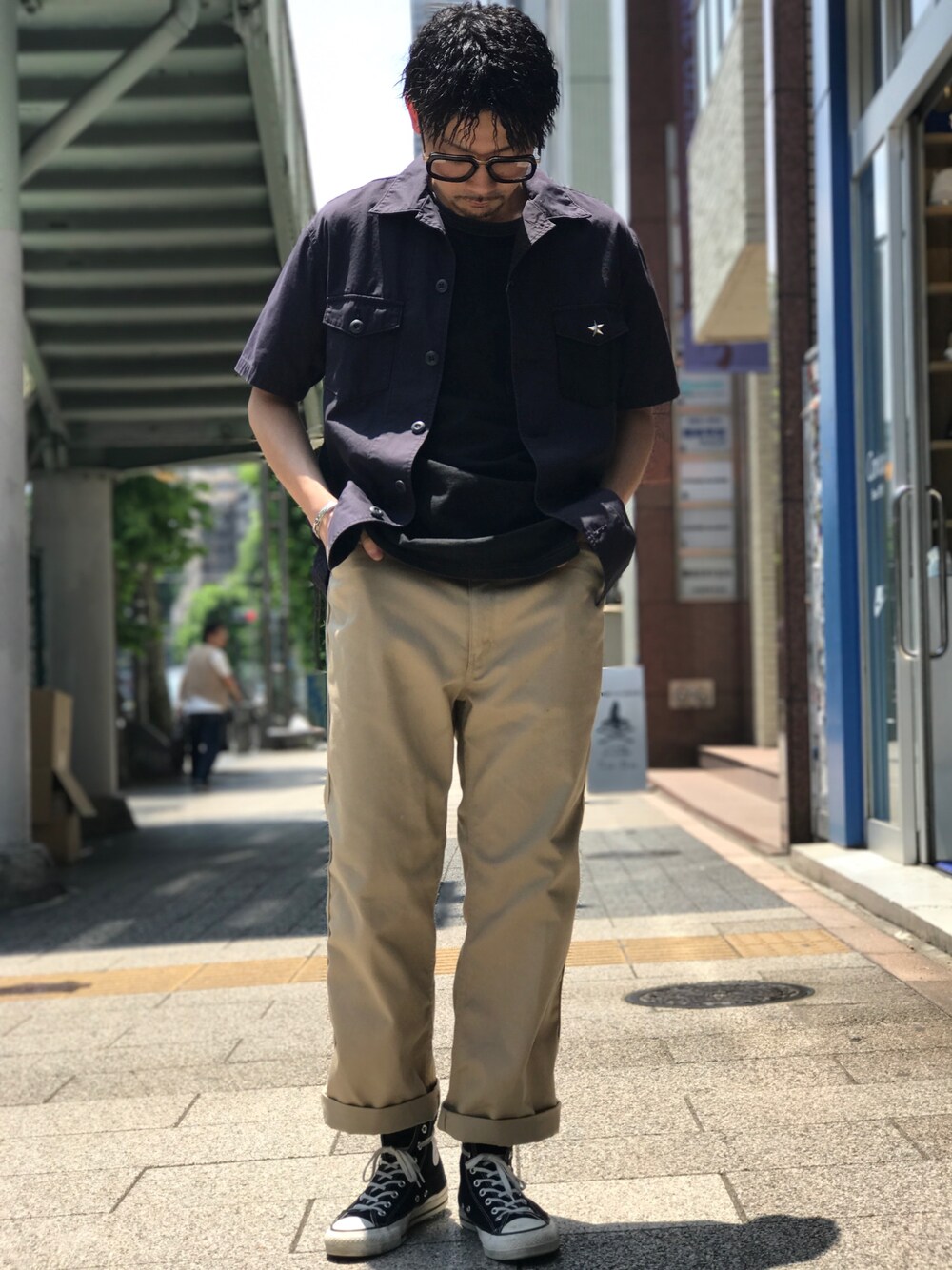 ベージュ系のチノパンツ、ブラック系のTシャツ/カットソー、グレー系のシャツ/ブラウスを着用したメンズの夏コーディネートの1枚目の写真