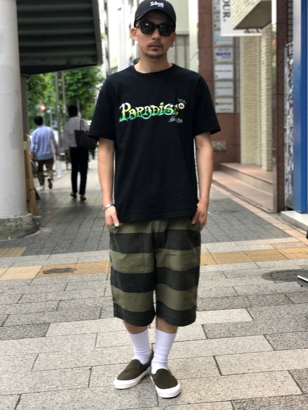 ブラック系のTシャツ/カットソー、グリーン系のその他パンツ、グリーン系のスニーカーを着用したメンズの夏コーディネートの1枚目の写真