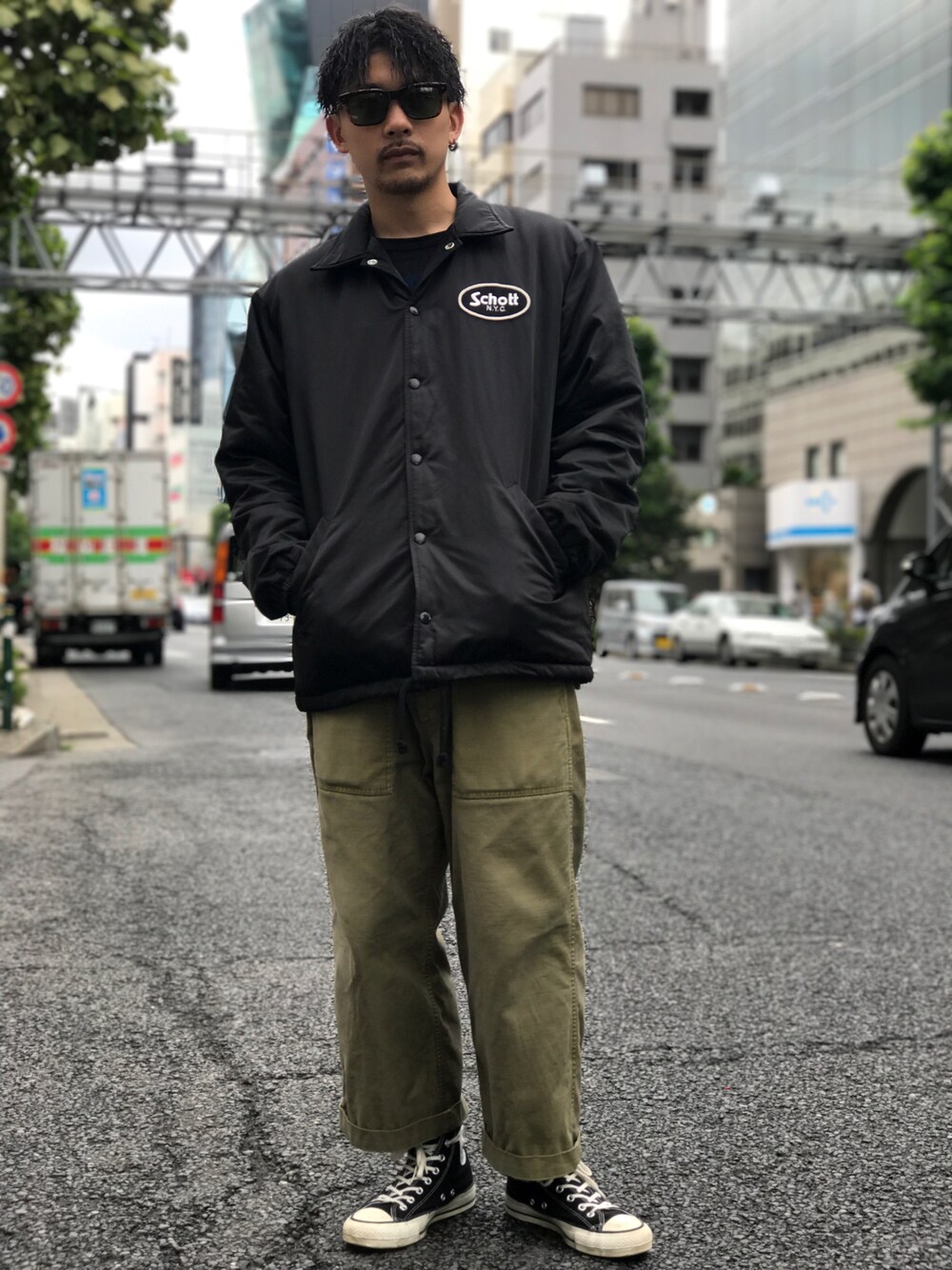 ブラック系のジャケット/アウター、ブラック系のTシャツ/カットソー、グリーン系のカーゴパンツを着用したメンズの夏コーディネートの1枚目の写真