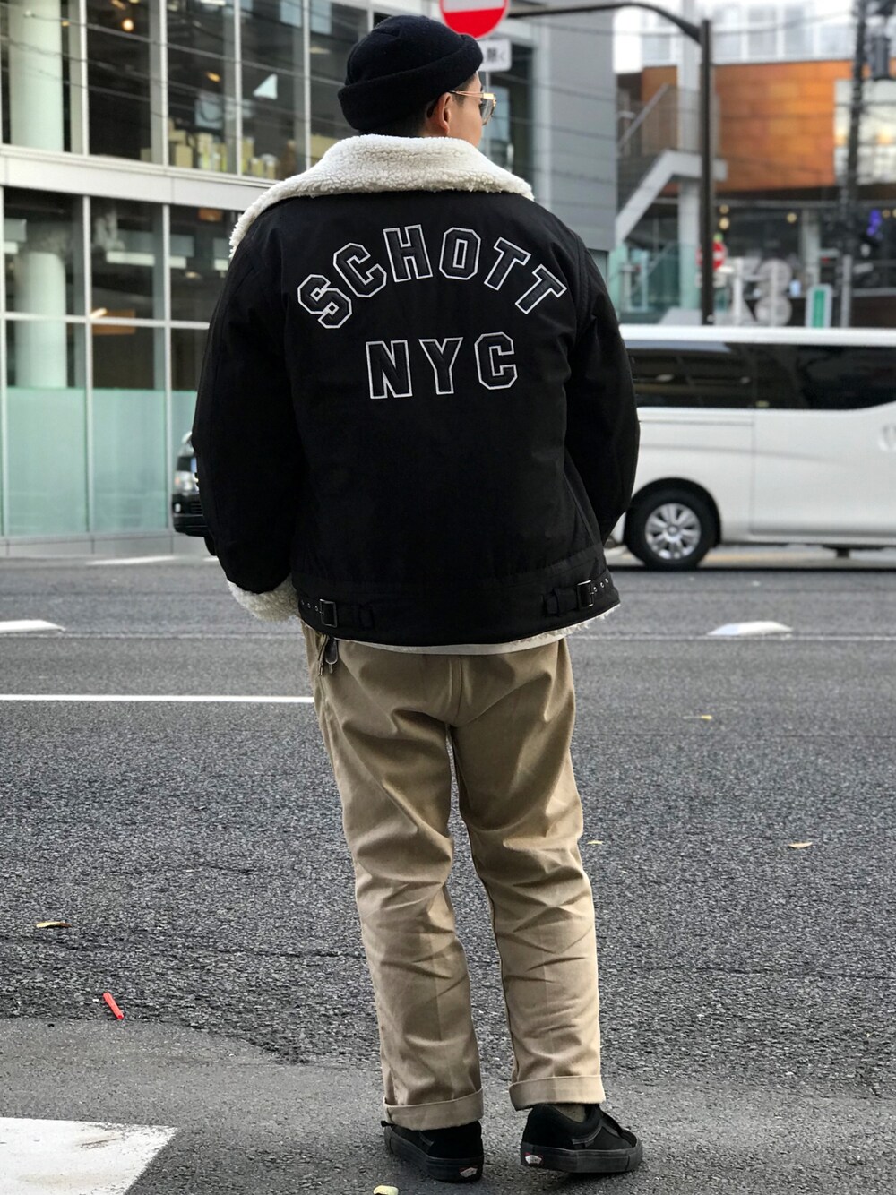 ブラック系のダウンジャケット/コート、ベージュ系のチノパンツ、ブラック系のスニーカーを着用したメンズの秋コーディネートの1枚目の写真