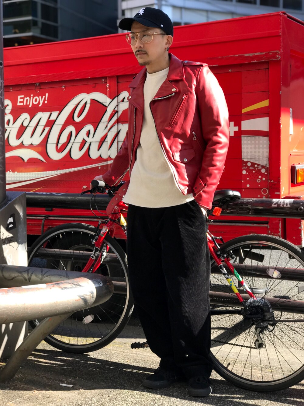 ホワイト系のTシャツ/カットソー、ブラック系のスニーカー、シルバー系のリングを着用したメンズの冬コーディネートの1枚目の写真