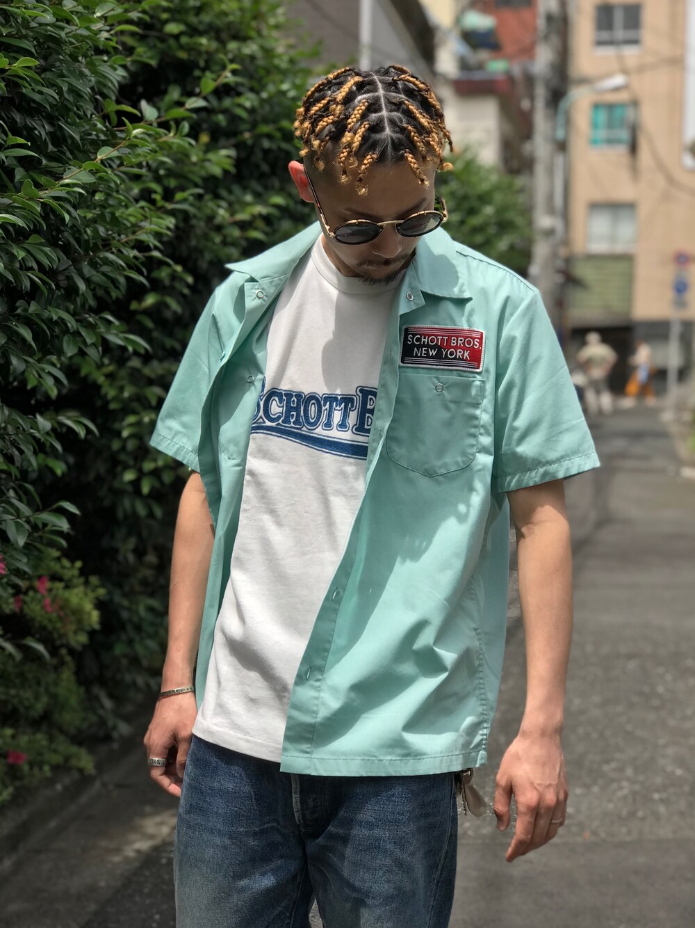 ホワイト系のTシャツ/カットソー、グリーン系のシャツ/ブラウス、ブルー系のデニムパンツを着用したメンズの春コーディネートの1枚目の写真