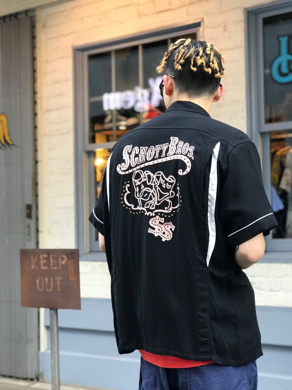 ブラック系のシャツ/ブラウス、ブルー系のその他パンツを着用したメンズの夏コーディネートの1枚目の写真