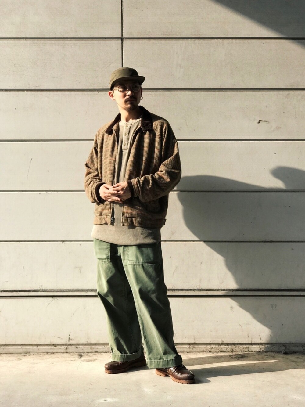 ベージュ系のブルゾン、グリーン系のその他パンツ、ベージュ系のTシャツ/カットソーを着用したメンズの秋コーディネートの1枚目の写真