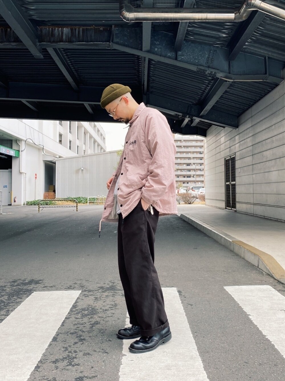 「スタッフセンバツ、ビッグシルエット、ワイドパンツ、休日スタイル、大人カジュアル、大人コーデ、アメカジ、street、streetstyle、SCHOTT」｜「schottのSchott/ショット/COACH JACKET OVAL LOGO/コーチジャケット オーバルロゴ（ブルゾン、パープル系）」を使った、Tomoya  Miuraさん（メンズ・169cm）の冬コーディネートの1枚目の写真