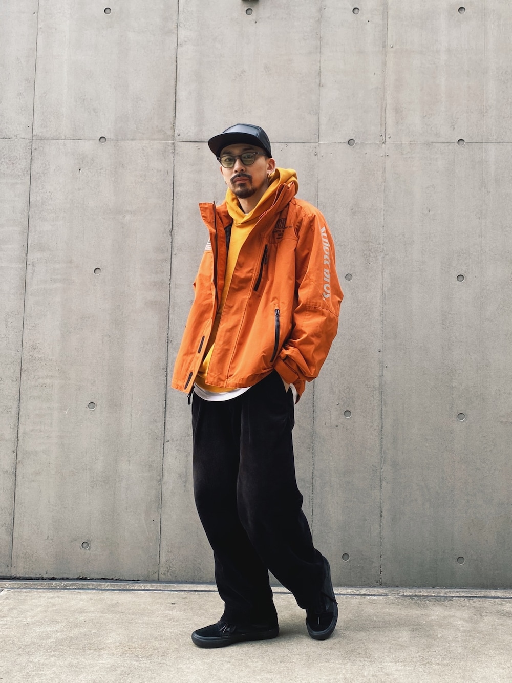 マウンテンパーカーを使った「コーデュロイパンツ」のメンズ人気