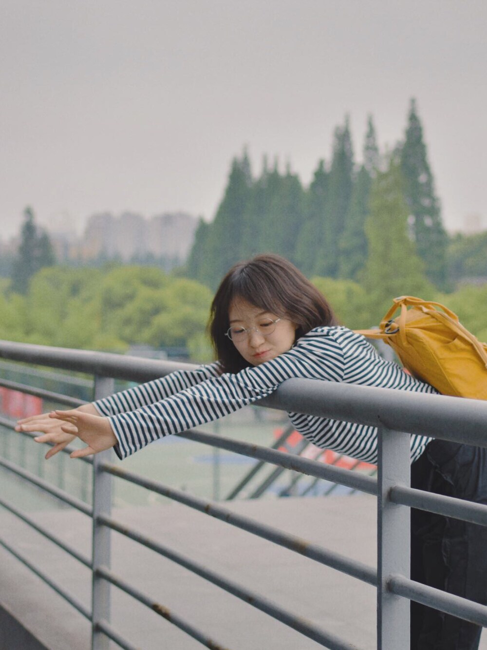 「ootd、無印良品、FJALLRAVENKANKEN」｜「無印良品のアイテム（Tシャツ/カットソー、ブラック系）」を使った、AmberRUANさん（レディース・161cm）の夏コーディネートの1枚目の写真