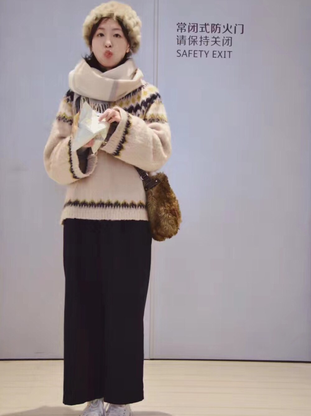 「ootd」｜「MOUSSYのアイテム（ニット/セーター、ベージュ系）」を使った、AmberRUANさん（レディース・161cm）の夏コーディネートの1枚目の写真