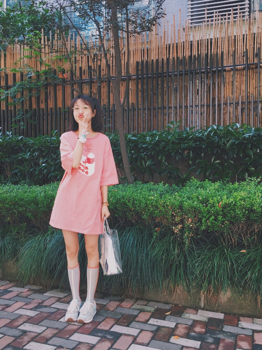 「PVC、夏、ootd」｜「Kastaneのアイテム（トートバッグ、ホワイト系）」を使った、AmberRUANさん（レディース・161cm）の夏コーディネートの1枚目の写真