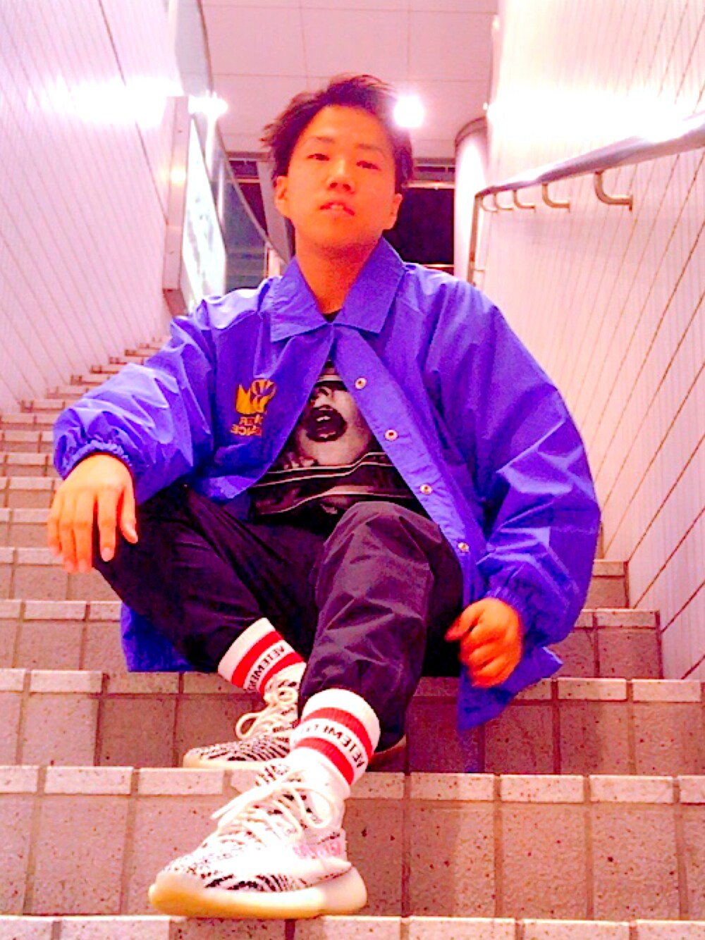 「ジャケット、yeezy、yeezyboost、YeezyBoost350、vetements、vetements reebok、reebok、Reebokclassic、ソックスイン、古着」｜「VETEMENTSのアイテム（ソックス/靴下、ホワイト系）」を使った、そーまさん（メンズ・170cm）の秋コーディネートの1枚目の写真