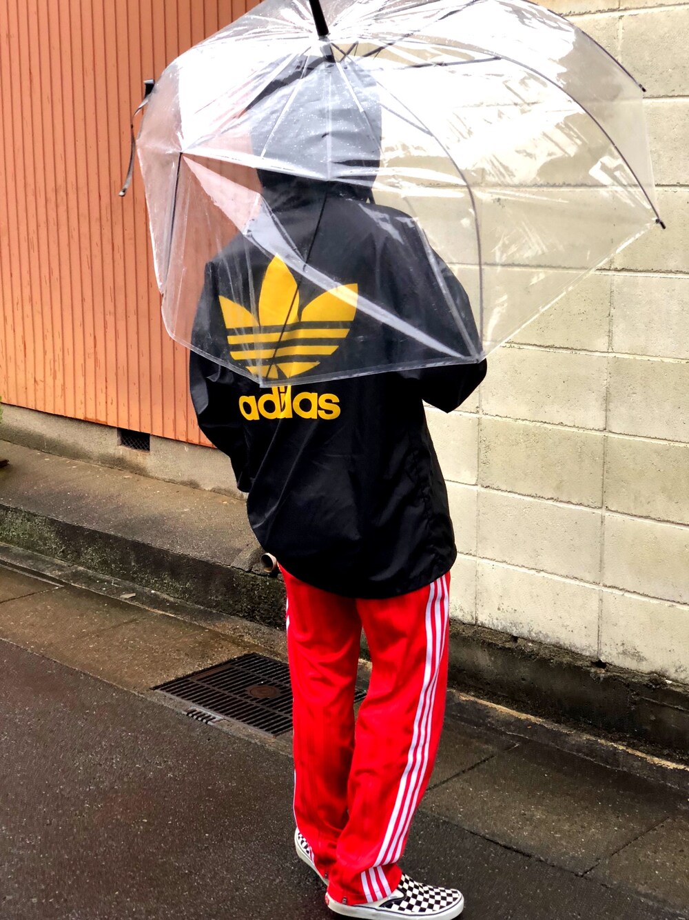 「VANS、VANSスリッポン、adidas、adidas originals、ナイロンパーカー」｜「adidasのアイテム（パンツ、レッド系）」を使った、そーまさん（メンズ・170cm）の春コーディネートの1枚目の写真