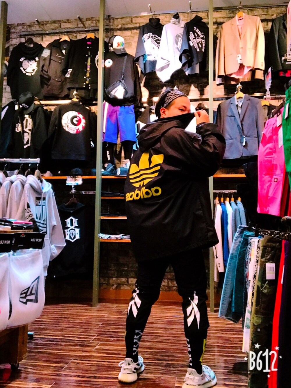 「yeezy、yeezyboost、YeezyBoost350、off white、OFF-WHITE、ソックスイン、reebok、adidas originals」｜「adidas Originalsのアイテム（ナイロンジャケット、ブラック系）」を使った、そーまさん（メンズ・170cm）の春コーディネートの1枚目の写真