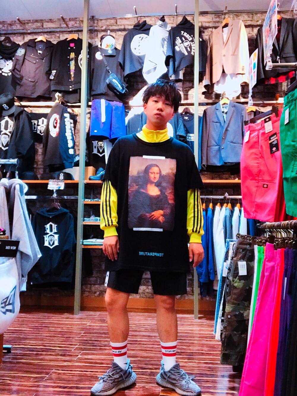「yeezy、yeezyboost、YeezyBoost350、vetements、vetements reebok、KAPPA、OFF-WHITE、adidas originals」｜「off whiteのアイテム（Tシャツ/カットソー、ブラック系）」を使った、そーまさん（メンズ・170cm）の春コーディネートの1枚目の写真