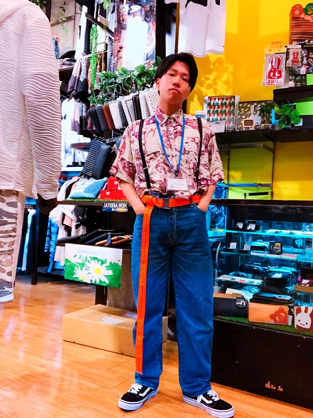 「VANS、VANSのスニーカー、off white、OFF-WHITE、オフホワイト、柄シャツ、古着、サスペンダー」｜「off whiteのアイテム（ベルト、オレンジ系）」を使った、そーまさん（メンズ・170cm）の春コーディネートの1枚目の写真