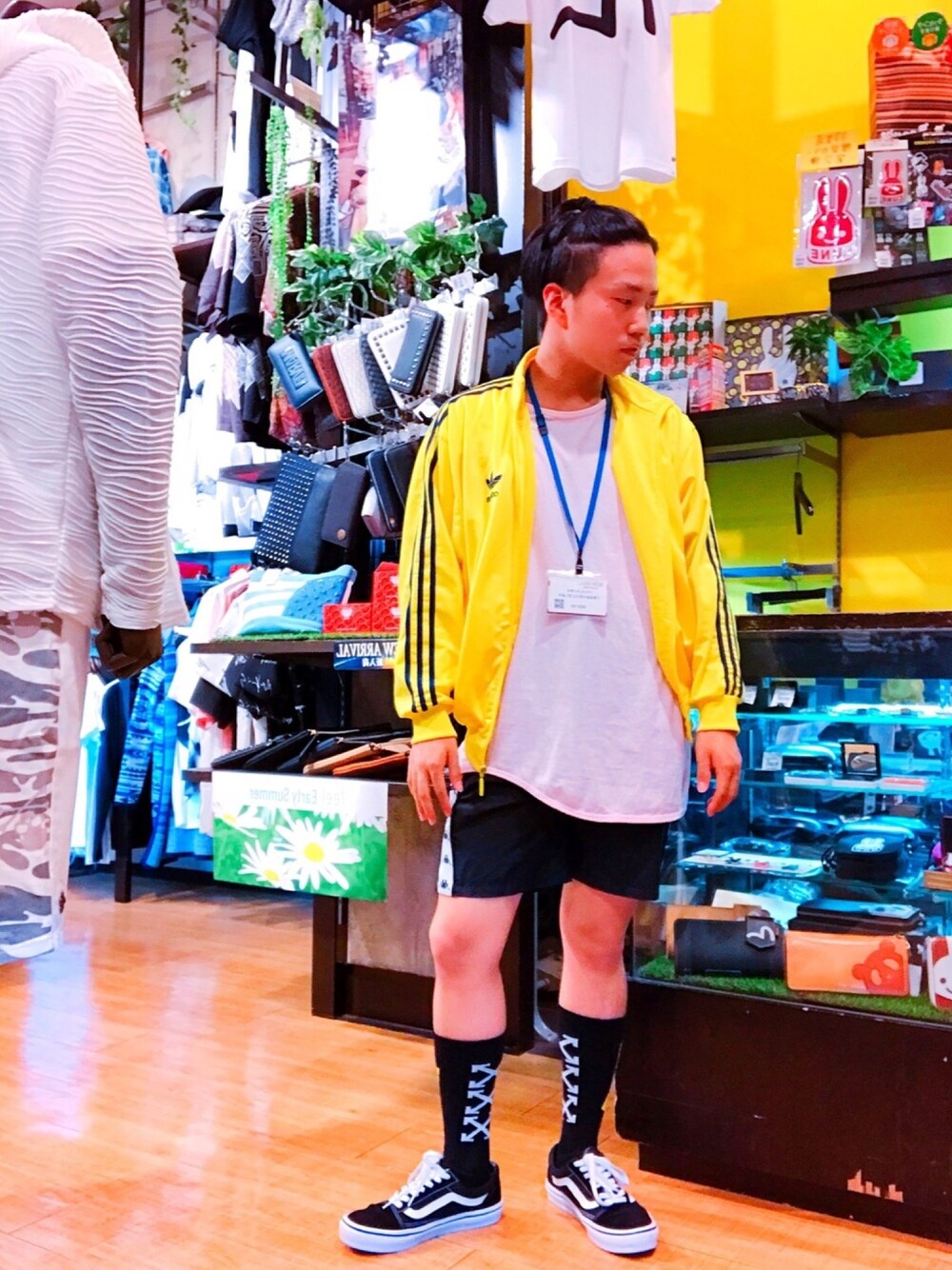 「VANS、VANSのスニーカー、off white、OFF-WHITE、オフホワイト、KAPPA、adidas originals、EPTM.」｜「adidas Originalsのアイテム（ジャケット/アウター、イエロー系）」を使った、そーまさん（メンズ・170cm）の春コーディネートの1枚目の写真