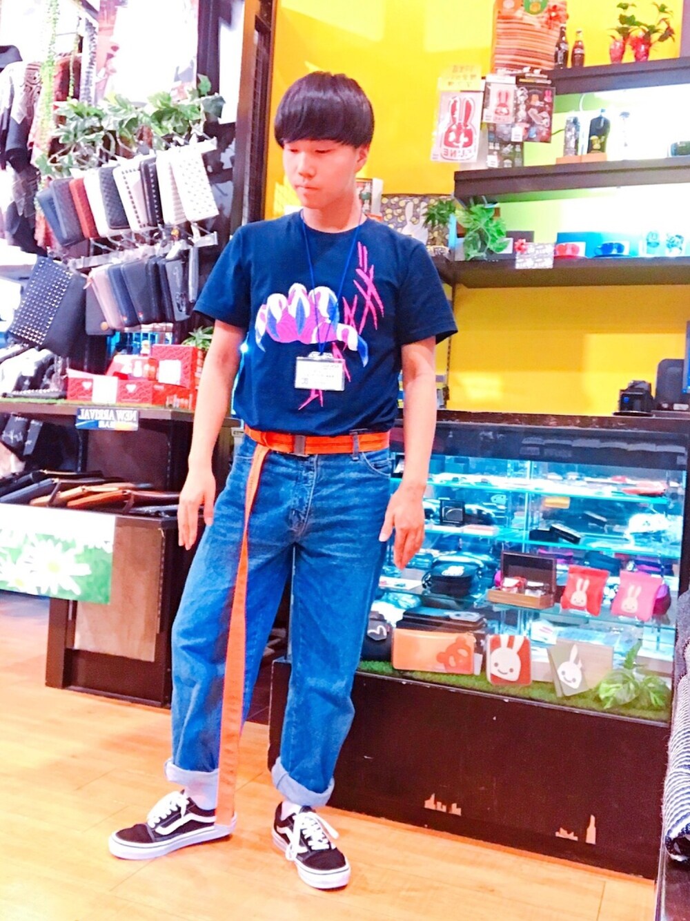 「VANS、VANSのスニーカー、古着、UNIQLO、ジャンプ、off white、OFF-WHITE、オフホワイト」｜「ジャンプ×UNIQLOのアイテム（Tシャツ/カットソー、パープル系）」を使った、そーまさん（メンズ・170cm）の春コーディネートの1枚目の写真