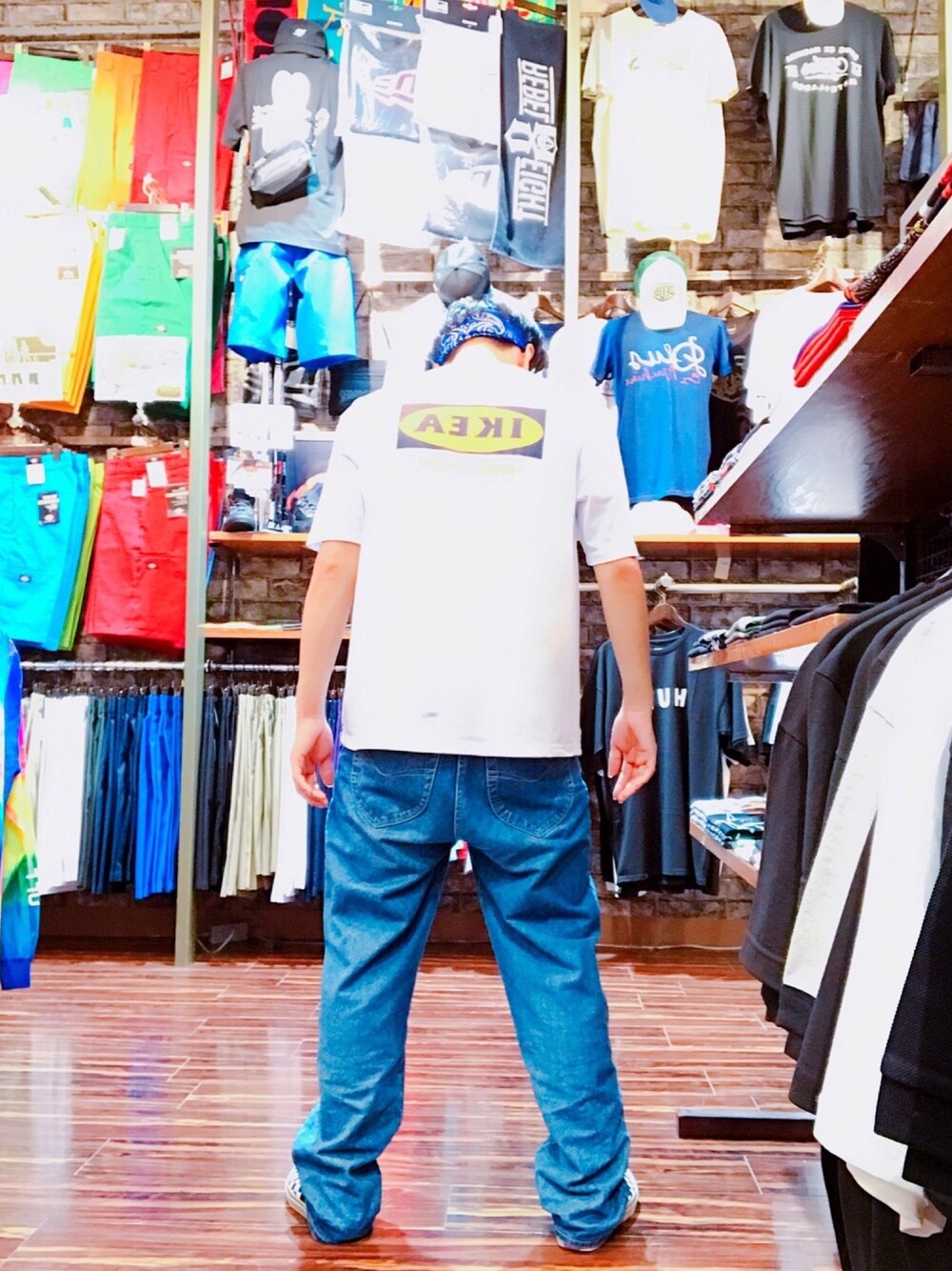 「VANS、VANSスリッポン、古着、IKEA、バンダナ」｜「IKEAのアイテム（Tシャツ/カットソー、ホワイト系）」を使った、そーまさん（メンズ・170cm）の夏コーディネートの1枚目の写真
