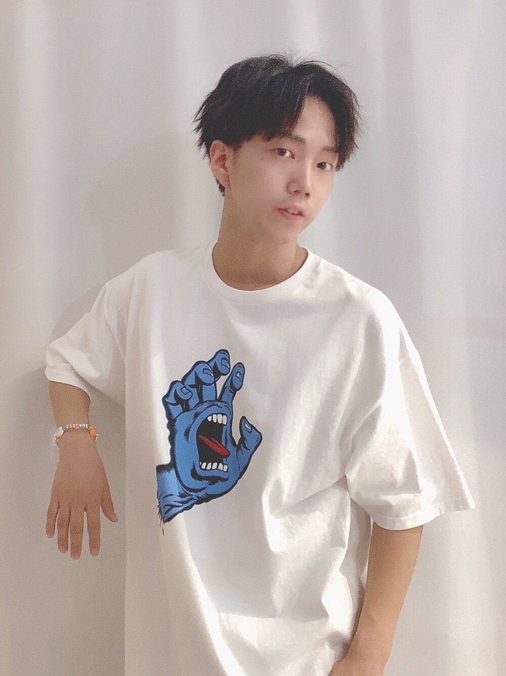 「SANTA CRUZ、サンタクルーズ、ブレスレット、リラックススタイル、大人コーデ、シンプル、Tシャツ、夏だ！Tシャツ着よう！、おしゃれさんと繋がりたい、ootd」｜「SANTA CRUZのサンタクルーズ 半袖Tシャツ 502201411（Tシャツ/カットソー、ホワイト系）」を使った、そーまさん（メンズ・170cm）の夏コーディネートの1枚目の写真
